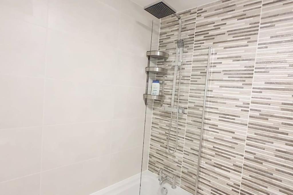 Walnut Flats-F2, 3-Bedroom With Garden & Patio - Ac, Parking, Netflix, Wifi - Close To Oxford, Bicester & Blenheim Palace 外观 照片