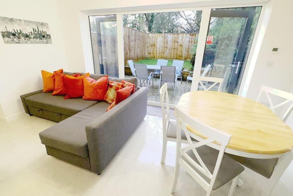 Walnut Flats-F2, 3-Bedroom With Garden & Patio - Ac, Parking, Netflix, Wifi - Close To Oxford, Bicester & Blenheim Palace 外观 照片