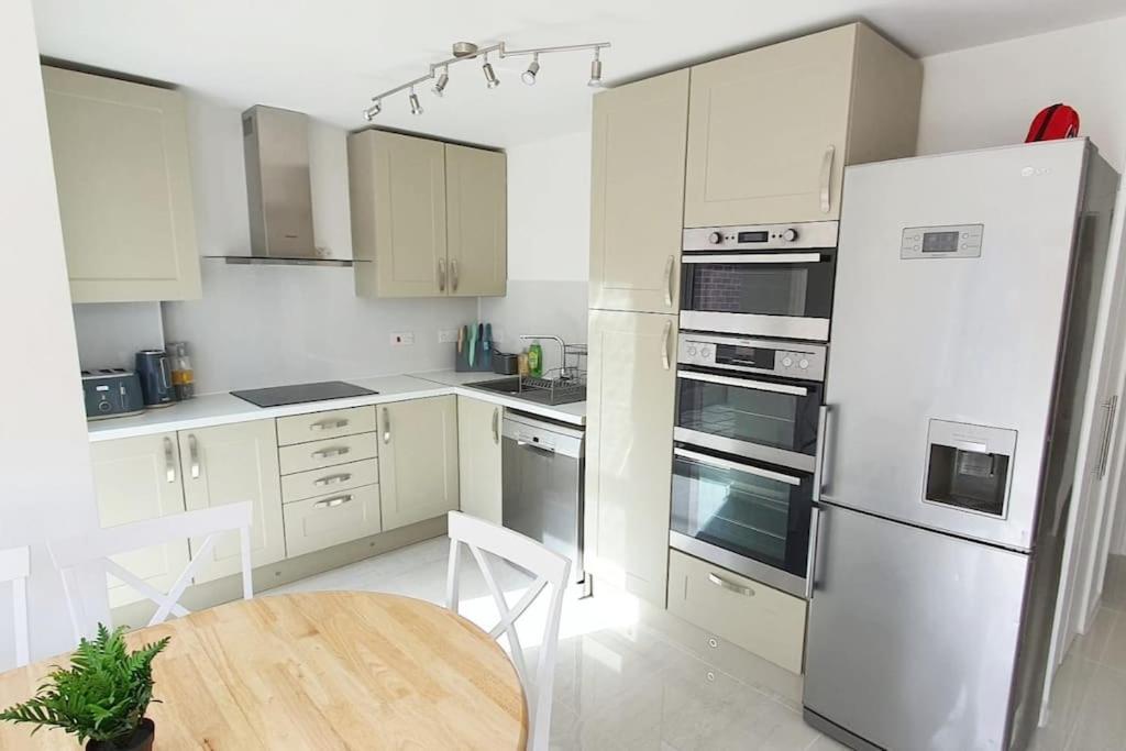Walnut Flats-F2, 3-Bedroom With Garden & Patio - Ac, Parking, Netflix, Wifi - Close To Oxford, Bicester & Blenheim Palace 外观 照片
